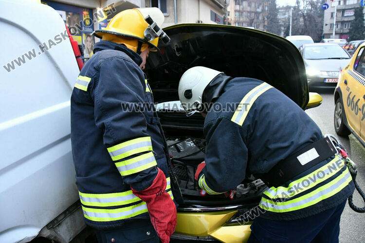 Три коли катастрофираха на бул. &bdquo;Съединение&ldquo; в Хасково