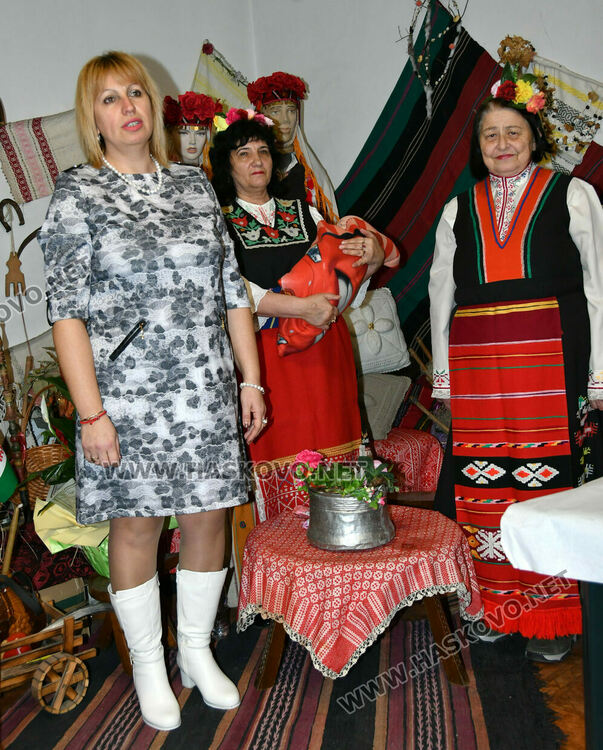 Тракийци пресъздадоха обичая &bdquo;Подливане&ldquo; на Бабинден