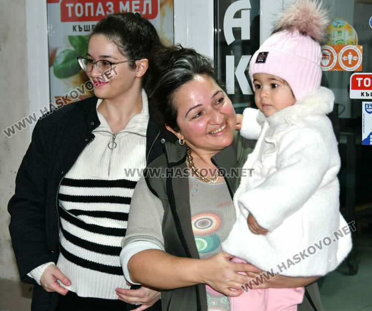 Теодора Костова, дъщеря й Даяна на 1 година и 8 месеца и нейната баба Веселина Вангелова