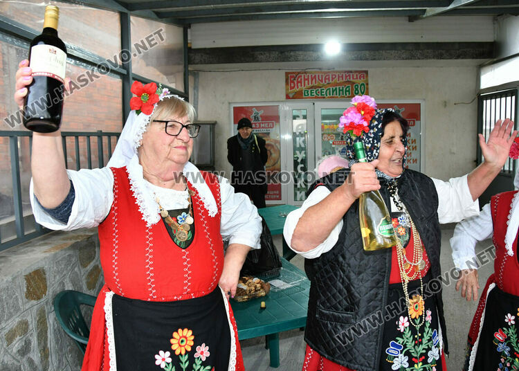 Пъстър и весел Бабинден в Узунджово, радват се на бебета и деца