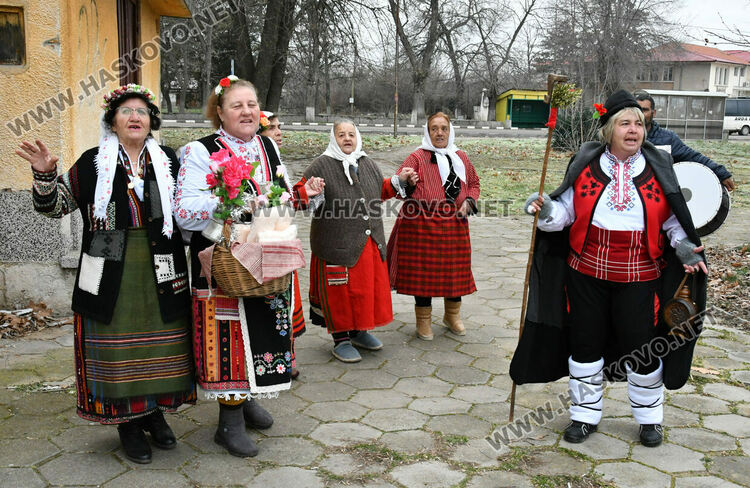 Пъстър и весел Бабинден в Узунджово, радват се на бебета и деца