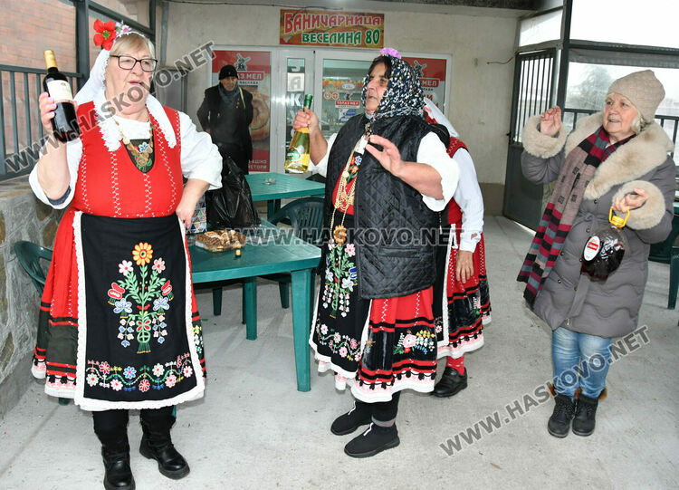 Пъстър и весел Бабинден в Узунджово, радват се на бебета и деца