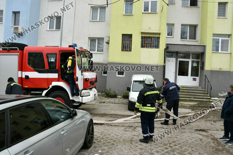 Сигнал за пожар в апартамент вдигна на крак екипи на пожарната, полицията и медици