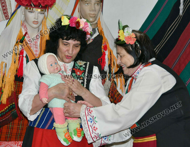 Тракийци пресъздадоха обичая &bdquo;Подливане&ldquo; на Бабинден