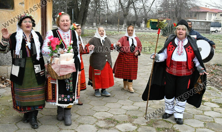 Пъстър и весел Бабинден в Узунджово, радват се на бебета и деца