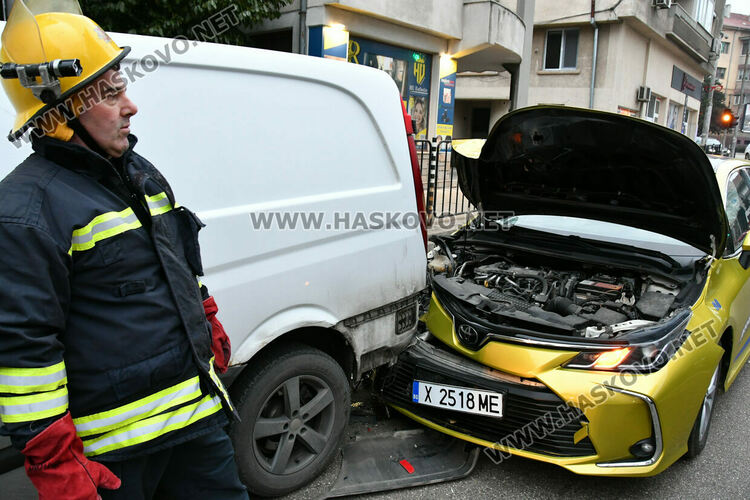 Три коли катастрофираха на бул. &bdquo;Съединение&ldquo; в Хасково