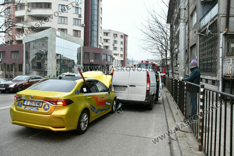 Три коли катастрофираха на бул. &bdquo;Съединение&ldquo; в Хасково