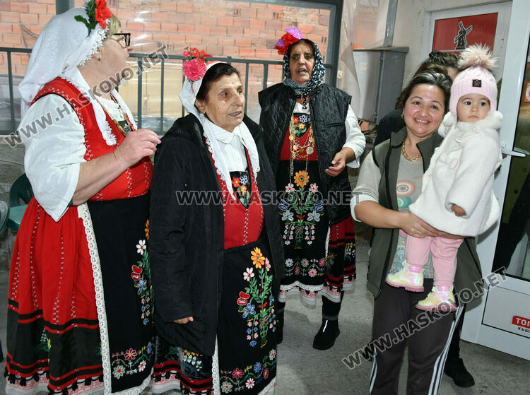Пъстър и весел Бабинден в Узунджово, радват се на бебета и деца