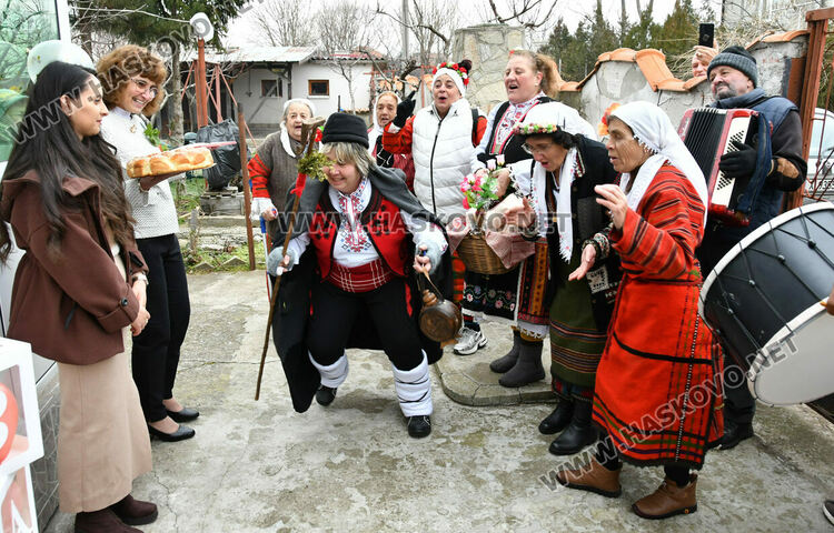 Пъстър и весел Бабинден в Узунджово, радват се на бебета и деца
