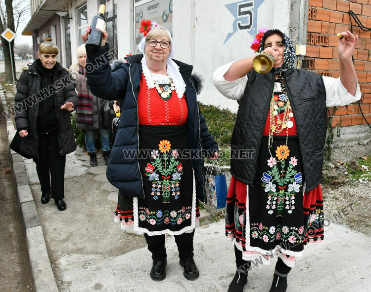 Пъстър и весел Бабинден в Узунджово, радват се на бебета и деца
