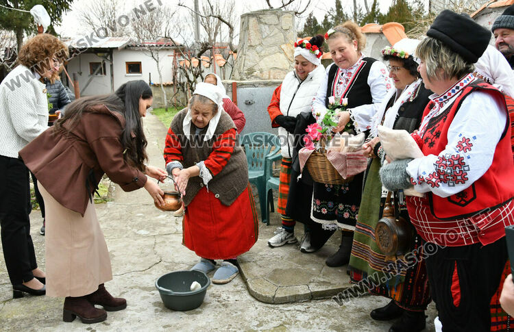 Пъстър и весел Бабинден в Узунджово, радват се на бебета и деца