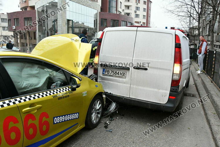 Три коли катастрофираха на бул. &bdquo;Съединение&ldquo; в Хасково