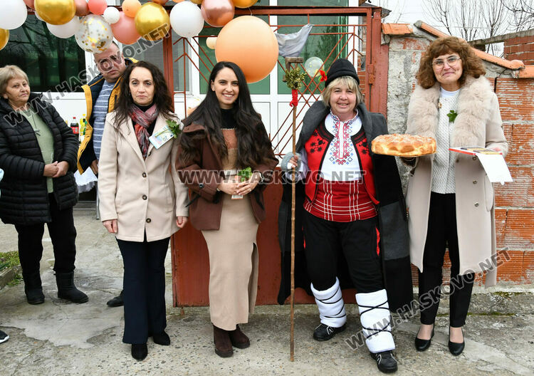 Пъстър и весел Бабинден в Узунджово, радват се на бебета и деца