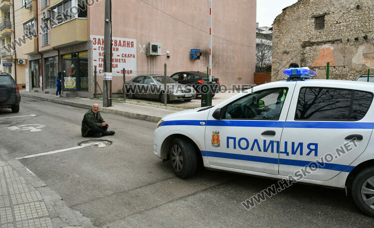 Пияница блокира улица до пазара в Хасково