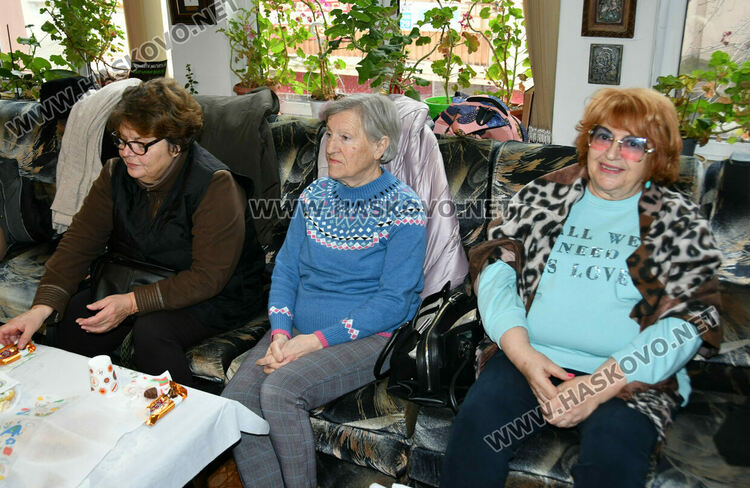 Тракийци пресъздадоха обичая &bdquo;Подливане&ldquo; на Бабинден