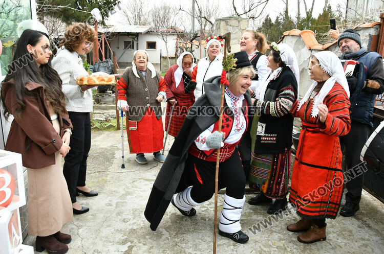 Пъстър и весел Бабинден в Узунджово, радват се на бебета и деца