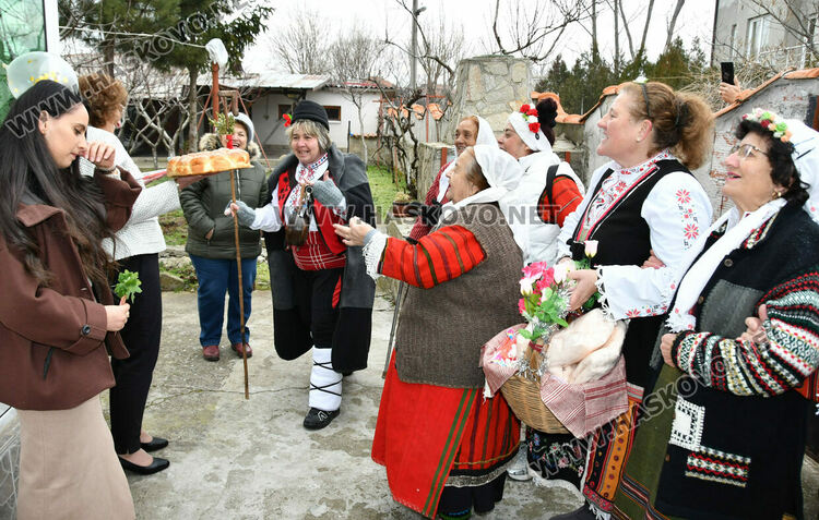 Пъстър и весел Бабинден в Узунджово, радват се на бебета и деца