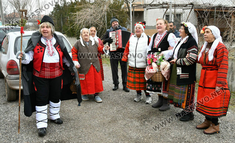 Пъстър и весел Бабинден в Узунджово, радват се на бебета и деца