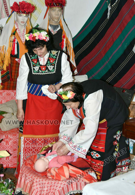 Тракийци пресъздадоха обичая &bdquo;Подливане&ldquo; на Бабинден