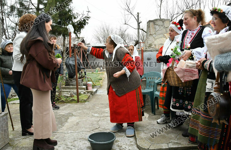 Пъстър и весел Бабинден в Узунджово, радват се на бебета и деца