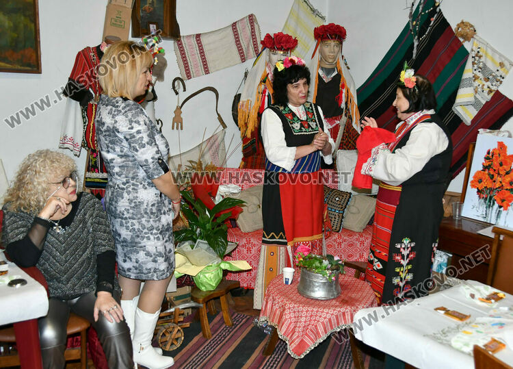 Тракийци пресъздадоха обичая &bdquo;Подливане&ldquo; на Бабинден