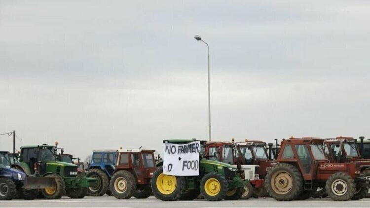 Гръцките фермери вдигат блокадите по границите