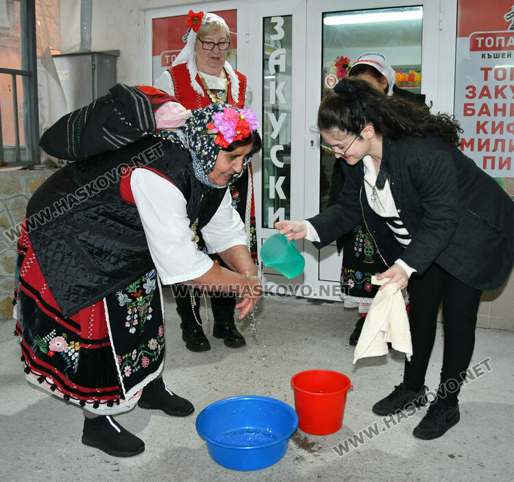 Николина Ангелова и Теодора Костова