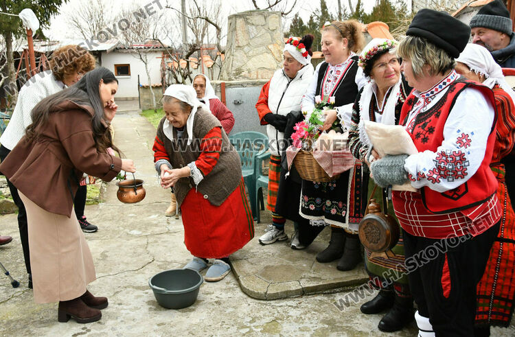 Пъстър и весел Бабинден в Узунджово, радват се на бебета и деца