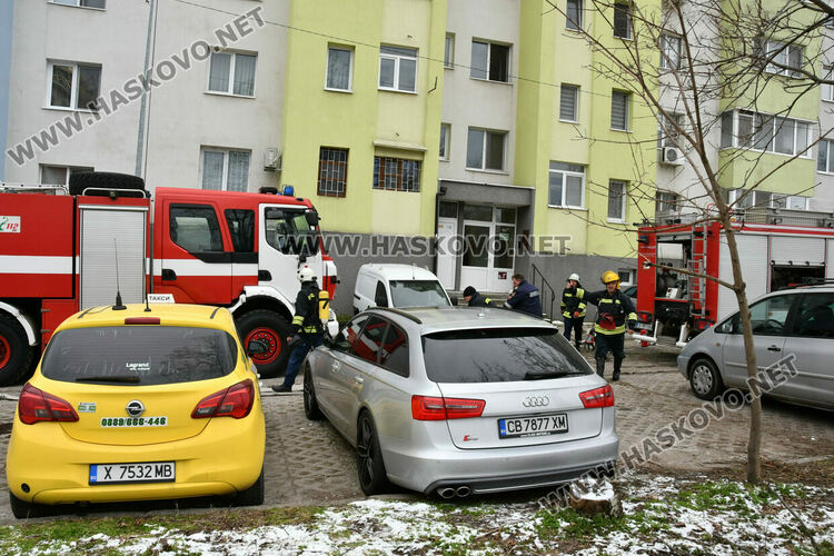 Сигнал за пожар в апартамент вдигна на крак екипи на пожарната, полицията и медици