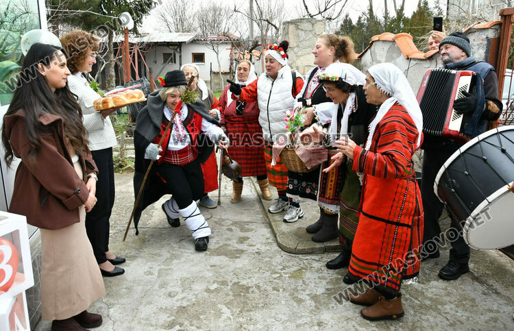 Пъстър и весел Бабинден в Узунджово, радват се на бебета и деца