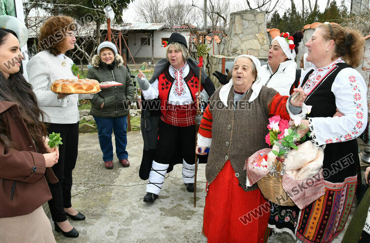 Пъстър и весел Бабинден в Узунджово, радват се на бебета и деца
