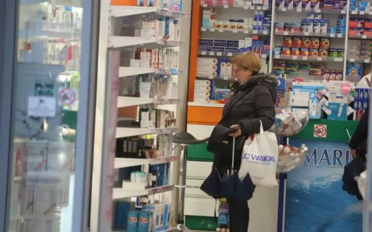 Не само магазините за хранителни стоки, но и аптеките попадат под ударите на закона &bdquo;Антиспекула&ldquo; - те трябва да върнат цените на лекарствата без рецепта на нивата от 1 януари 2025 г.