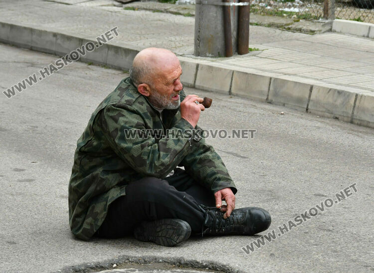 Пияница блокира улица до пазара в Хасково