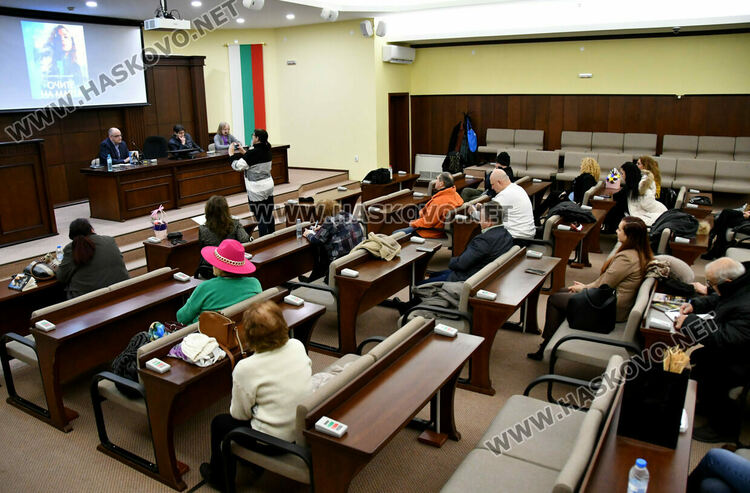 Светлна Николава представи най-новата си книга &bdquo;Очите на Марта&ldquo; в Хасково