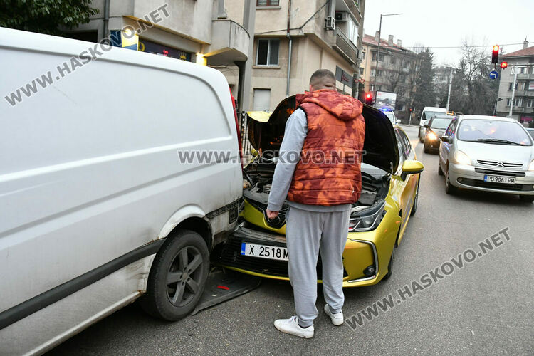 Три коли катастрофираха на бул. &bdquo;Съединение&ldquo; в Хасково