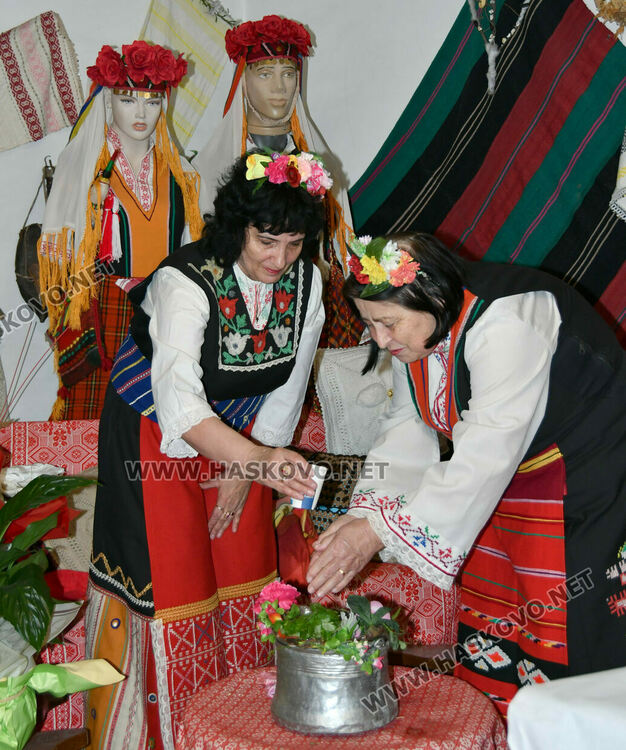 Тракийци пресъздадоха обичая &bdquo;Подливане&ldquo; на Бабинден