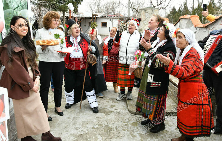 Пъстър и весел Бабинден в Узунджово, радват се на бебета и деца