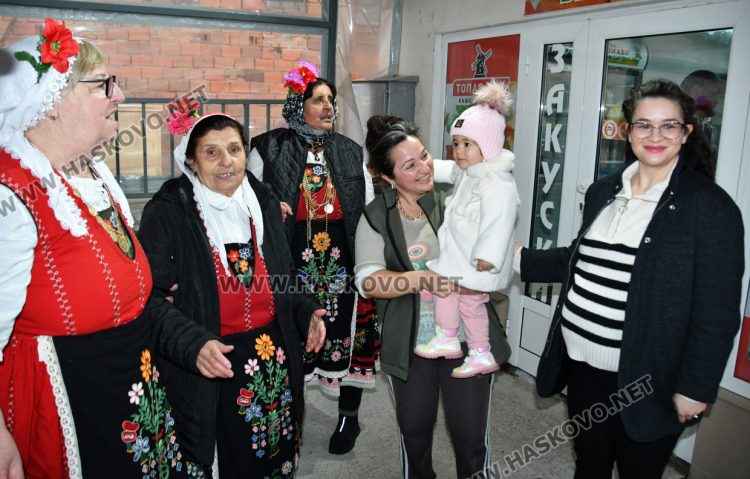 Пъстър и весел Бабинден в Узунджово, радват се на бебета и деца