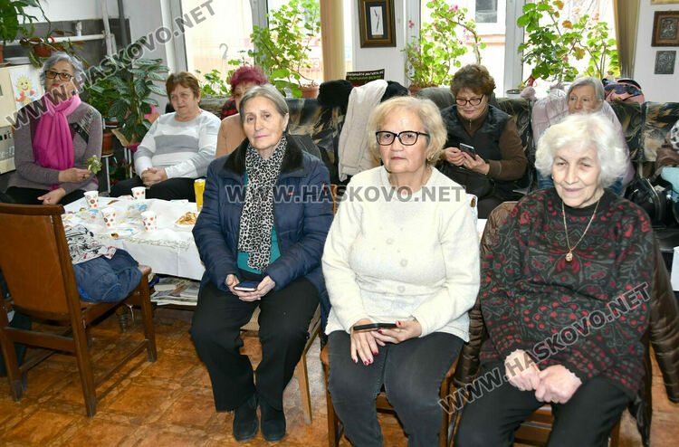 Тракийци пресъздадоха обичая &bdquo;Подливане&ldquo; на Бабинден