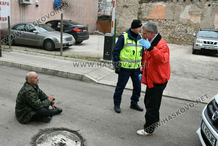 Пияница блокира улица до пазара в Хасково