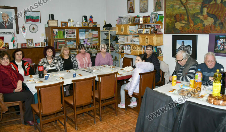 Тракийци пресъздадоха обичая &bdquo;Подливане&ldquo; на Бабинден