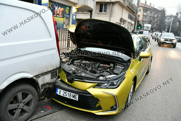 Три коли катастрофираха на бул. &bdquo;Съединение&ldquo; в Хасково