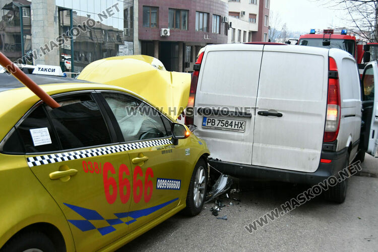 Три коли катастрофираха на бул. &bdquo;Съединение&ldquo; в Хасково