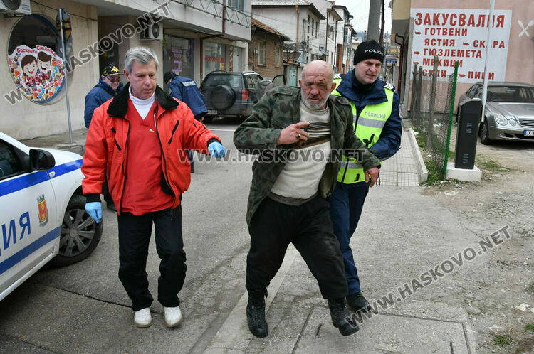 Пияница блокира улица до пазара в Хасково