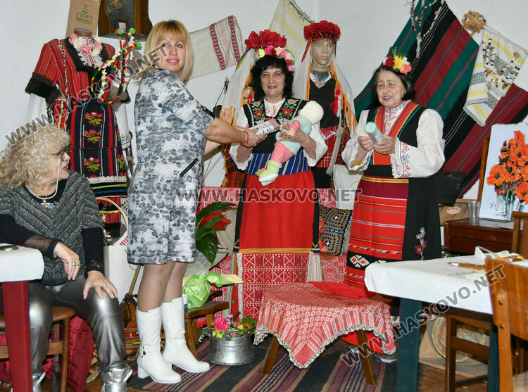 Тракийци пресъздадоха обичая &bdquo;Подливане&ldquo; на Бабинден