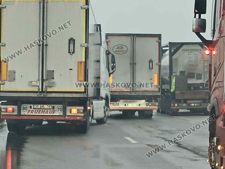 Опашката от тирове пред ГКПП Капитан Андреево вече е над 20 км