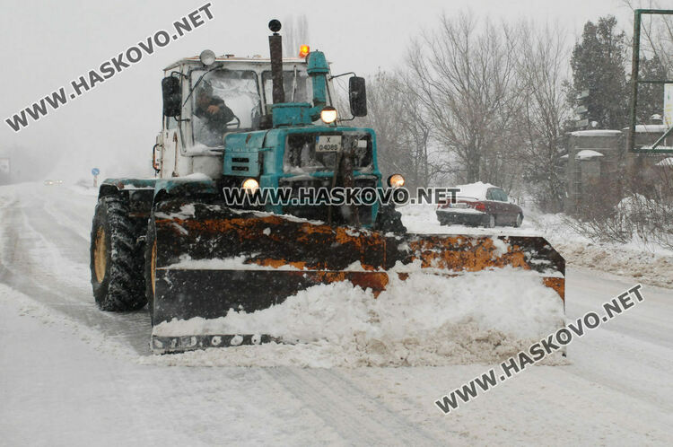 58 машини чистят сняг и опесъчават в Хасковска област