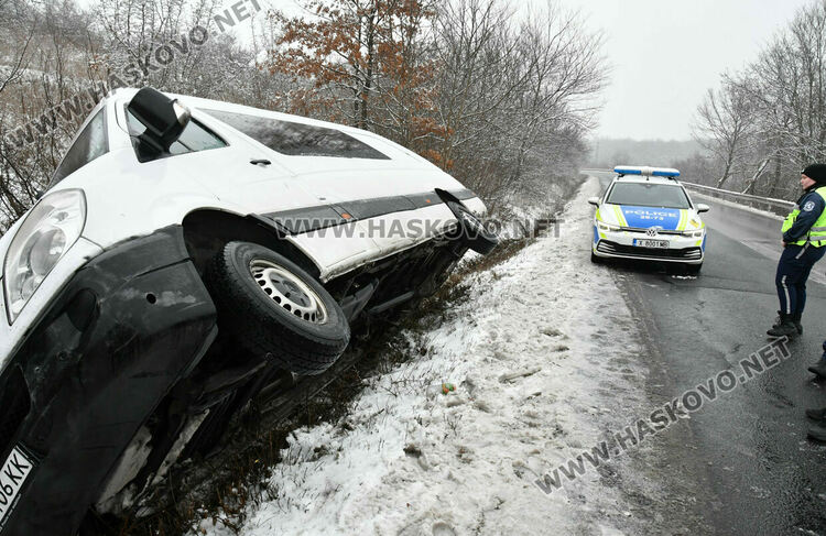 Микробус излетя в канавка по пътя между Конуш и Козлец