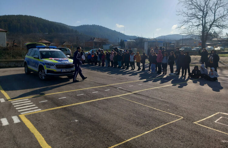 Двама полицаи от РУ-Крумовград и 50 деца проведоха час по пътна безопасност в село Странджево