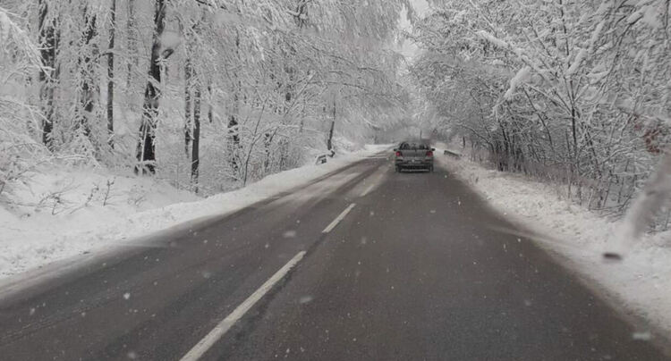 Шосетата от републиканската пътна мрежа в областта са почистени от снега,проходими са при зимни условия